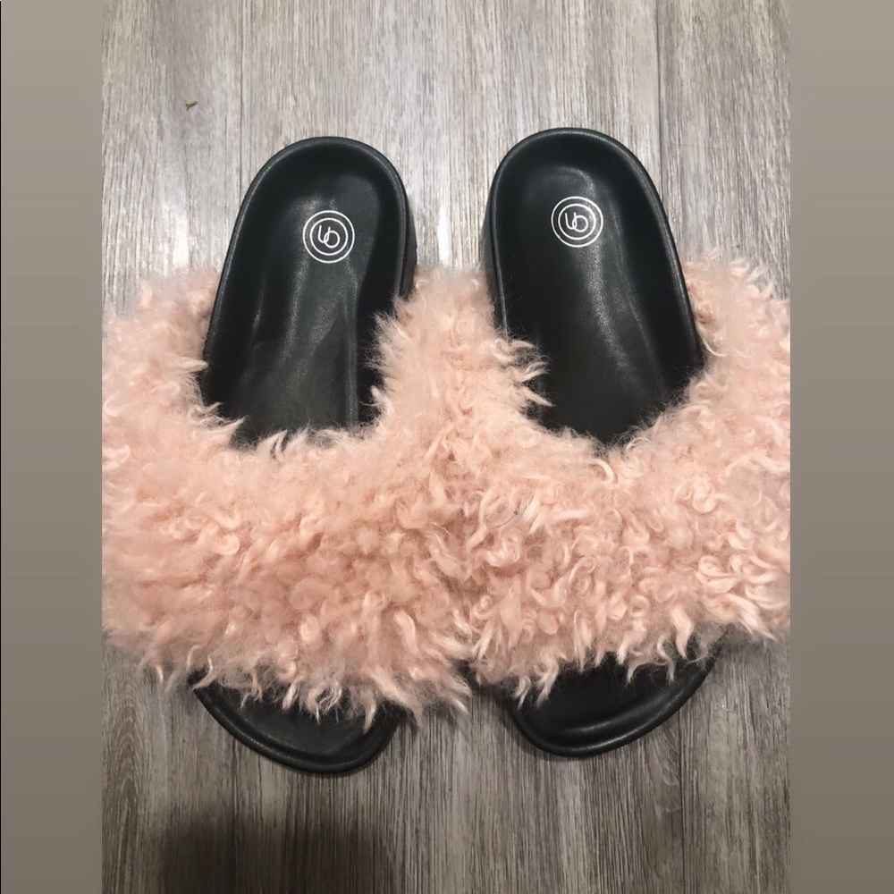 Faux fur sandals slippers urban outfitters